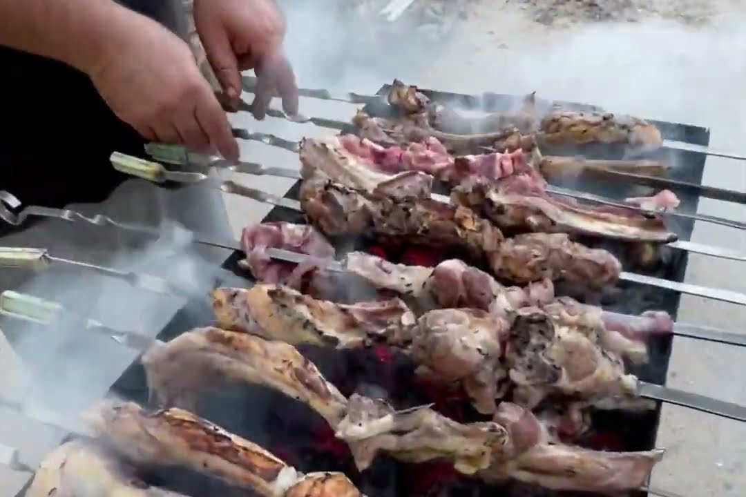 Şirvanda həyətdə kabab